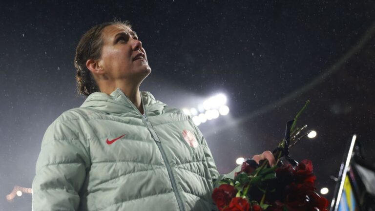 Christine Sinclair extends career as Portland make playoffs
