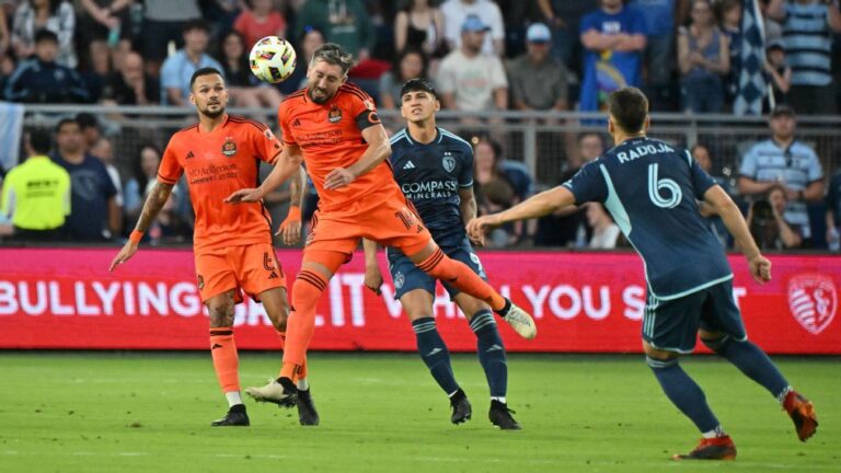 Ex-Dynamo DP Héctor Herrera apologizes for spitting at ref
