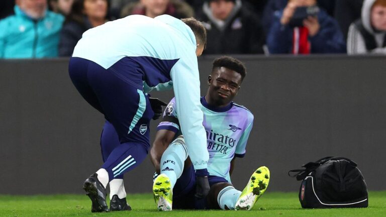Bukayo Saka: Arsenal winger forced off injured at Crystal Palace