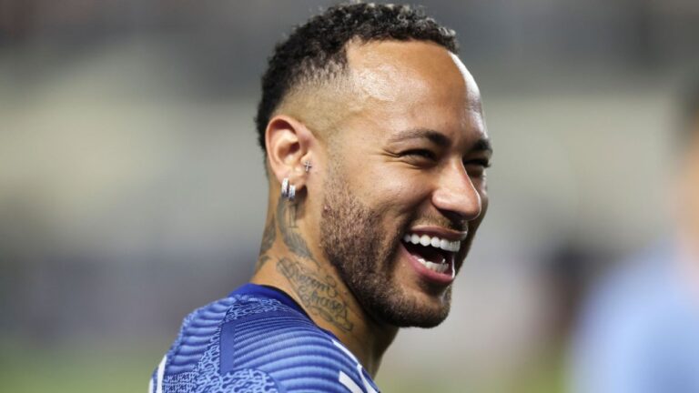 Neymar takes field for Santos for 1st time in 12 years