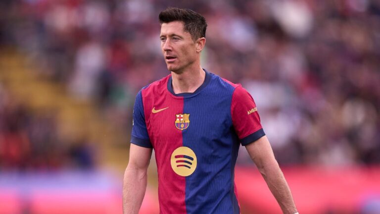 Barcelona's Robert Lewandowski suffers hamstring injury