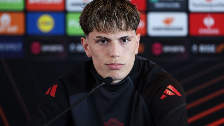 Alejandro Garnacho 'happy' at Man United despite transfer links