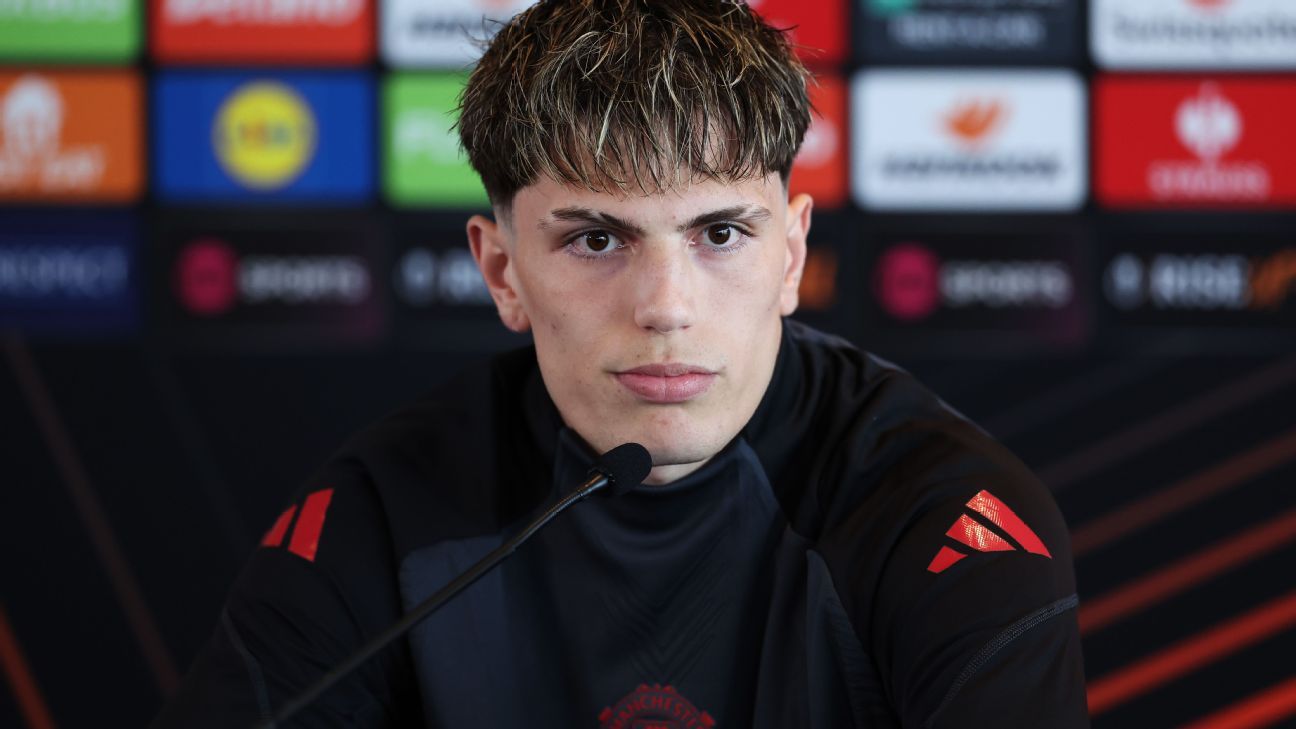Alejandro Garnacho 'happy' at Man United despite transfer links