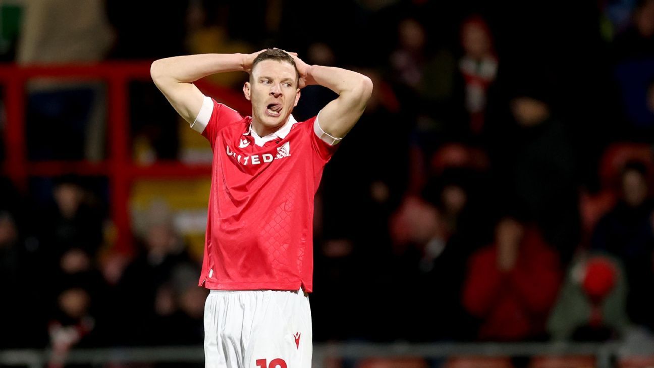 Wrexham's Parkinson: Paul Mullin, Ollie Palmer to remain at club
